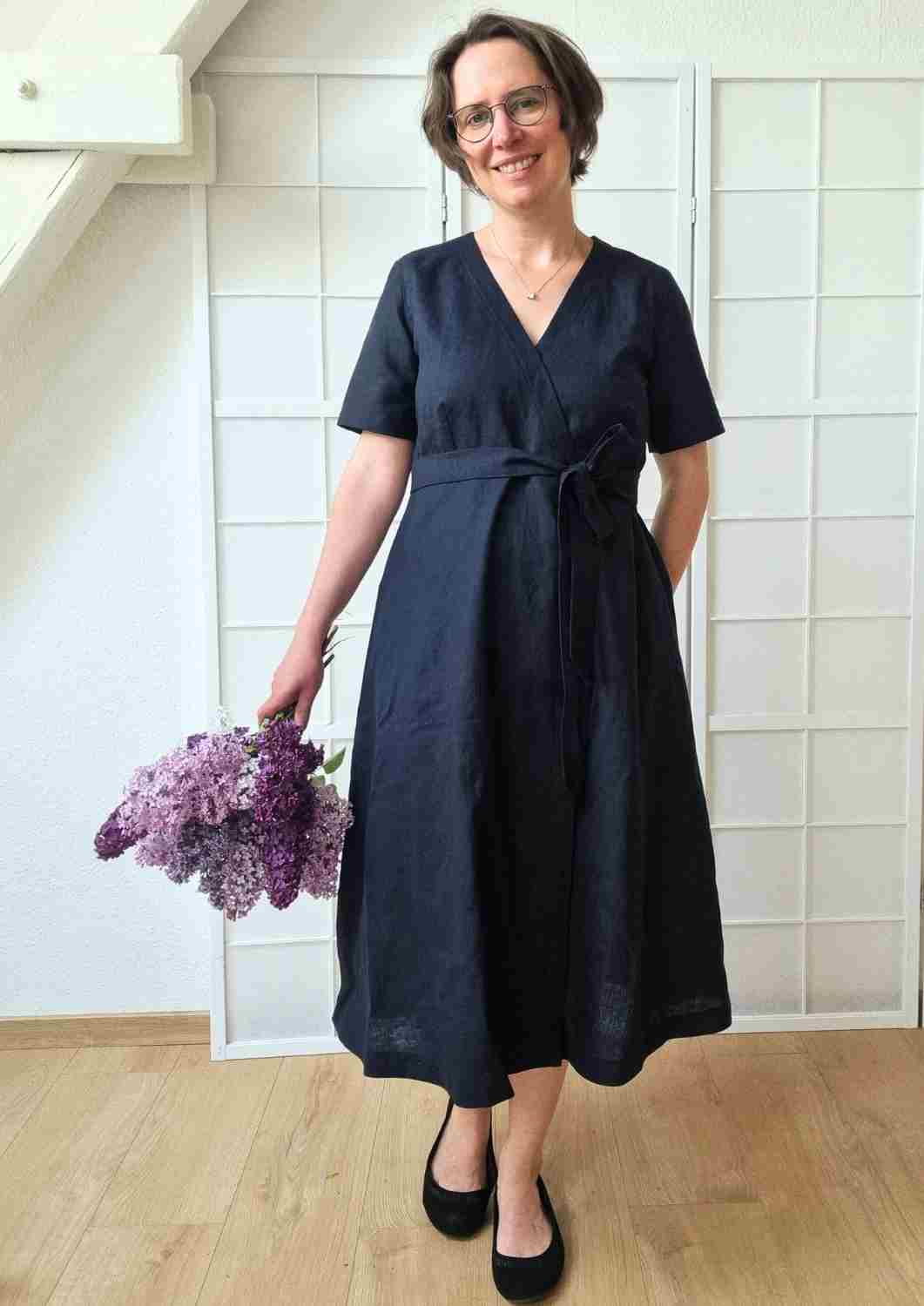 versandbereit: Wickelkleid Leinen "Ranunkel" für Damen, kurze Ärmel, L, blau